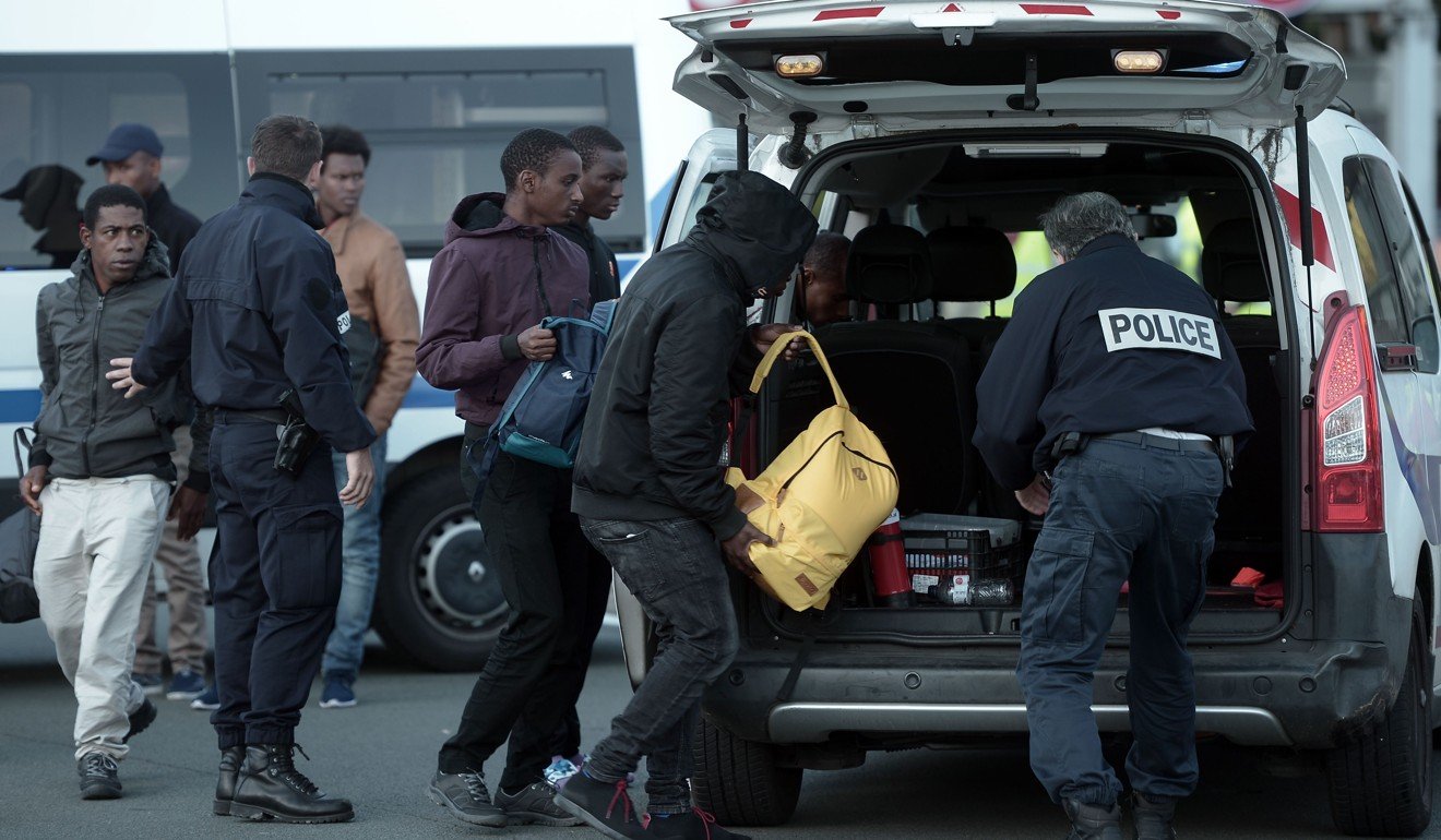 French police detain migrants on the A63 road at the border crossing of Biriatou in southwestern France on November 17, 2018. Photo: AFP