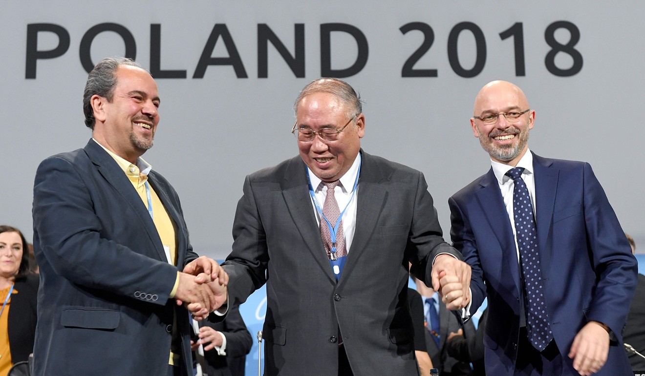 Iran’s head of delegation Majid Shafiepour Motlagh (L), China’s top climate negotiator Xie Zhenhua (C) and COP24 president Michal Kurtyka (R) shake hands together at the end of the final session of the COP24 summit on climate change in Katowice, southern Poland, on December 15, 2018. Photo: AFP