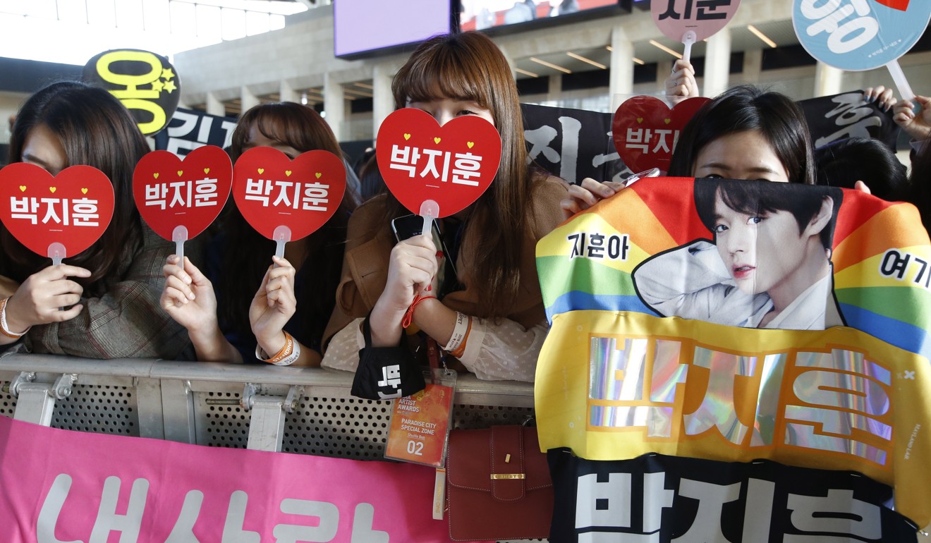 Fans of Park Ji-hoon, a member of South Korean boy band Wanna One, in Incheon, South Korea. Photo: EPA-EFE