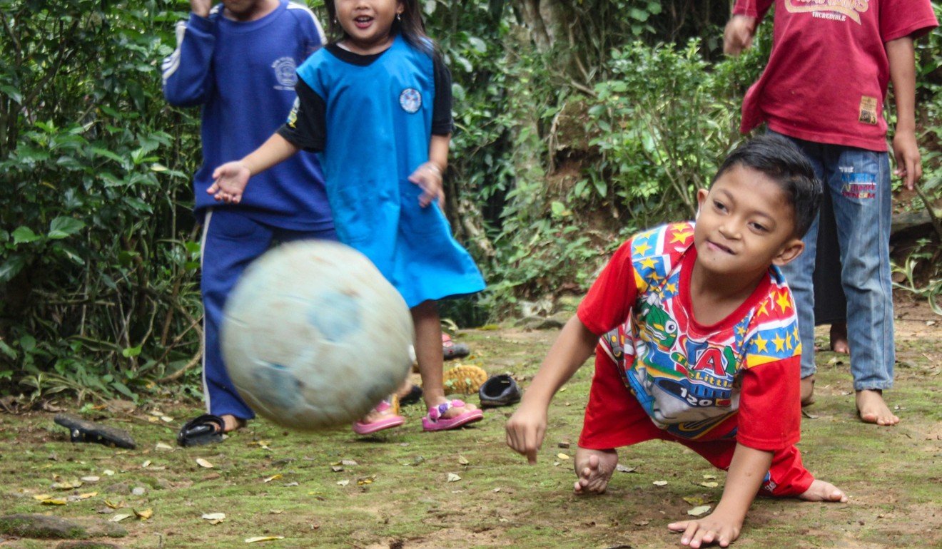 On hand and foot Disabled Indonesian child’s ‘school