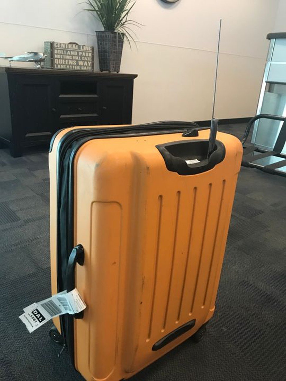 The handle on USA TODAY travel reporter Dawn Gilbertson's suitcase was destroyed on a flight from Phoenix to Dallas. Photo: Dawn Gilbertson / USA TODAY