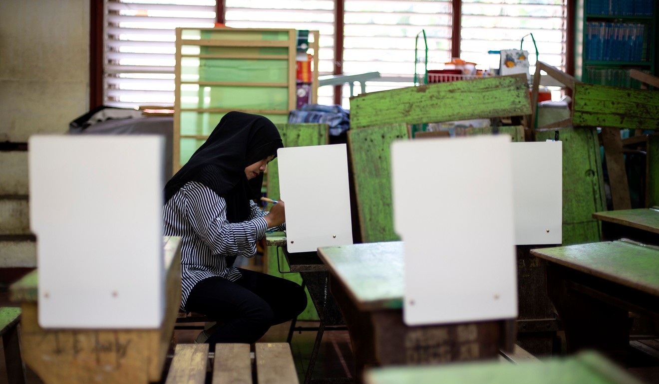 A Muslim woman casts her ballot at a voting precinct in Cotabato City. Photo: AFP