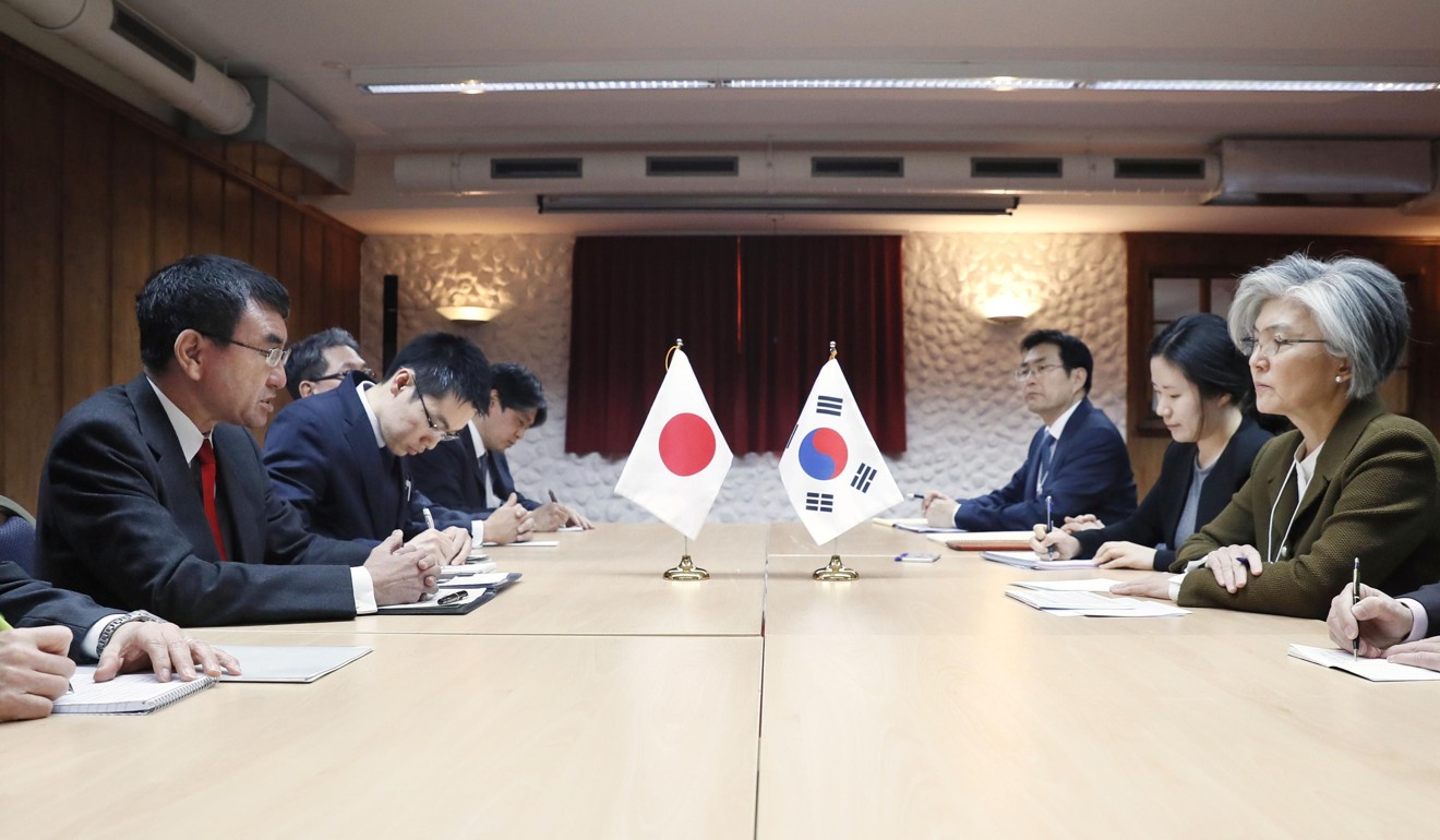 Japanese Foreign Minister Taro Kono (far left) and his South Korean counterpart Kang Kyung Wha hold talks in Davos, Switzerland, on January 23. Photo: Kyodo
