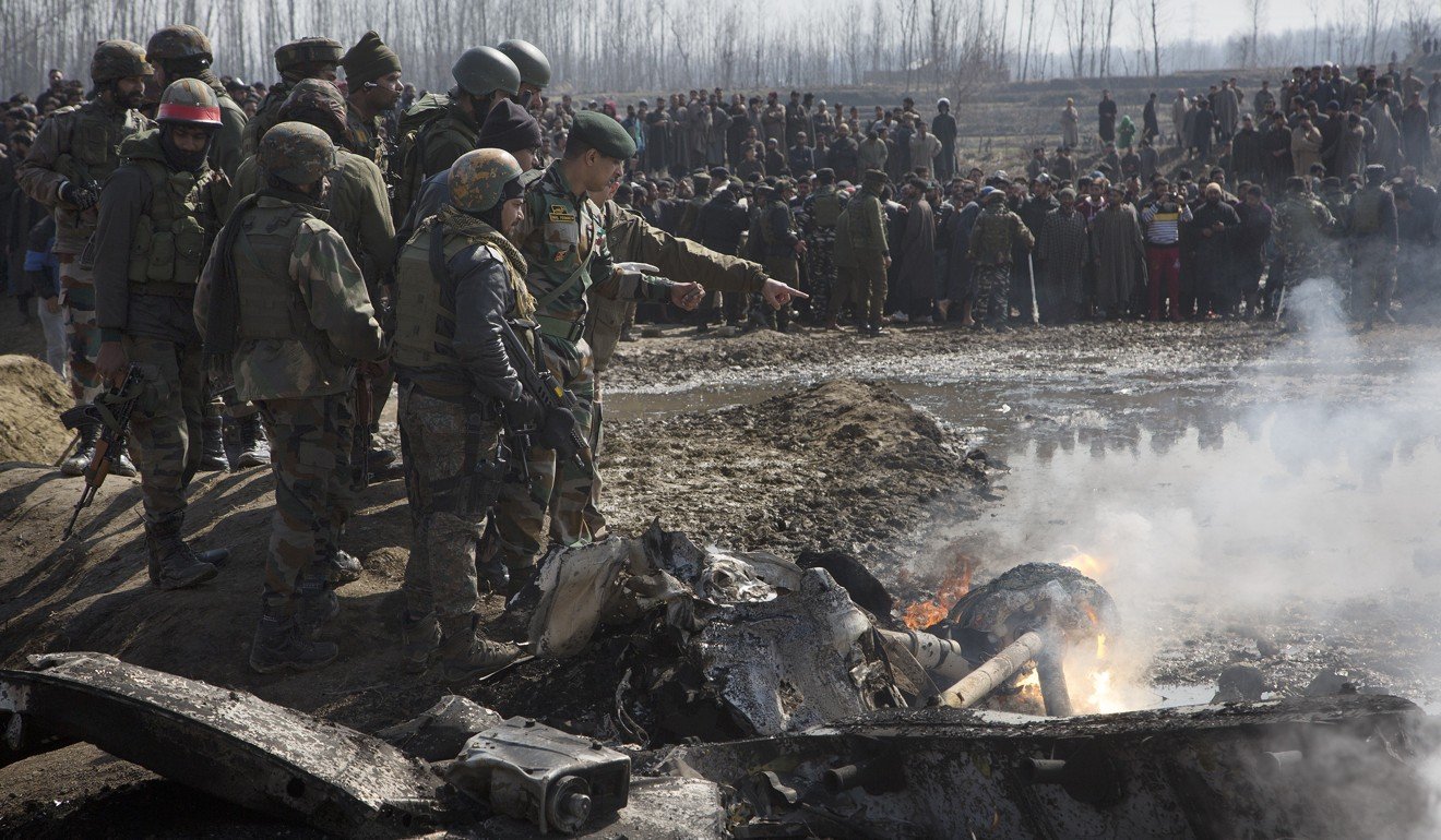 Indian army officials inspect the wreckage of an Indian aircraft after it crashed south of Srinagar city. Photo: Xinhua