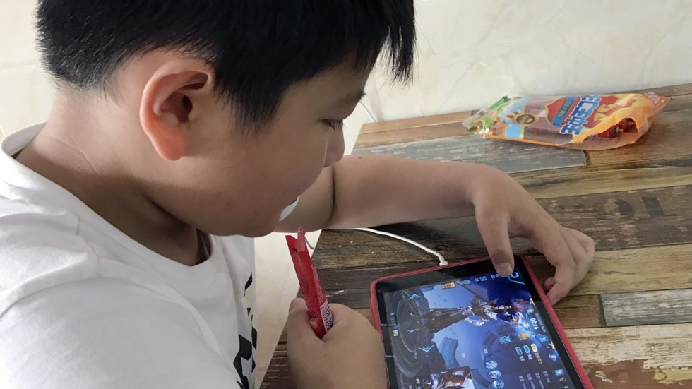 Honor of Kings is so popular that there are smartphone arcades where children go to play -- and hide from their parents. (Picture: SCMP)