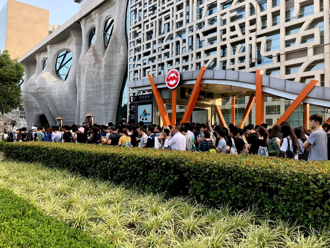 When the convention ends at 5, it’s absolute mayhem. Massive queues appear outside every entrance to the nearest subway station.