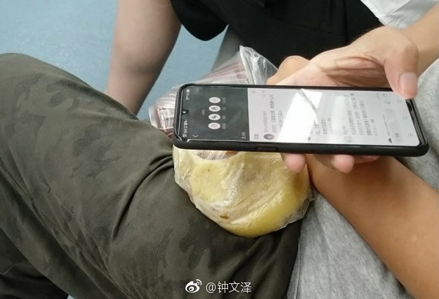 The Vivo X23 wouldn’t be the first unreleased handset that eagle-eyed passengers in China have spotted on the subway. (Picture: 钟文泽/Weibo)