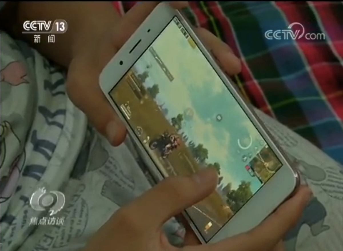 More than 18% of left-behind children play online games for 4 to 5 hours every day, the CCTV program says. (Picture: CCTV)