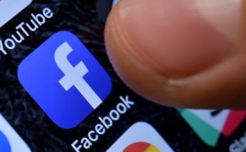 epa06316604 A close-up image showing the Facebook app on an iPhone in Kaarst, Germany, 08 November 2017. EPA-EFE/SASCHA STEINBACH ILLUSTRATION