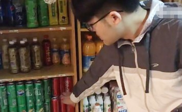 One of the young entrepreneurs at a vocational college in southeastern China’s Fujian province prepares an order for delivery. Source: News.ifeng.com