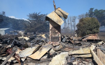 A house that has been destroyed by a bush fire can be seen near the town of Cobden, located southwest of Melbourne, Australia, on March 18, 2018. Photo: AAP via Reuters