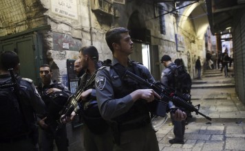 Israel police secures the scene of a stabbing attack in Jerusalem's Old City on March 18, 2018. Israel's Shin Bet security service said a Palestinian stabbed an Israeli in Jerusalem, seriously wounding him. Police said he was shot dead by officers at the scene. Photo: AP