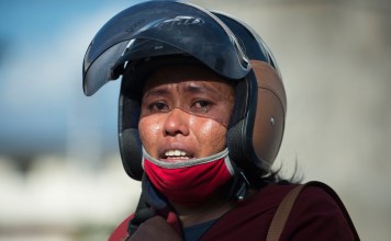 Samidah, a relative of a victim, cries in Palu, Indonesia's Central Sulawesi, where increasing numbers of Indonesians are desperately trying to reach missing relatives but are unable to make contact by cellphone. Photo: AFP