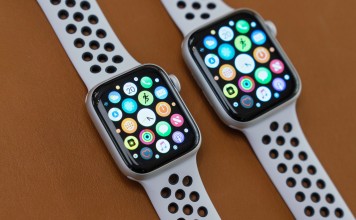 The new Apple Watch Series 4: the 40mm model (left) and the 44mm model. The larger screen allows for more text and icons to be displayed. Photo: Bloomberg
