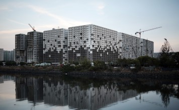 A SM Development Corp. condominium development stands under construction in the Manila Bay area of Manila on May 2, 2018. Photo: Bloomberg