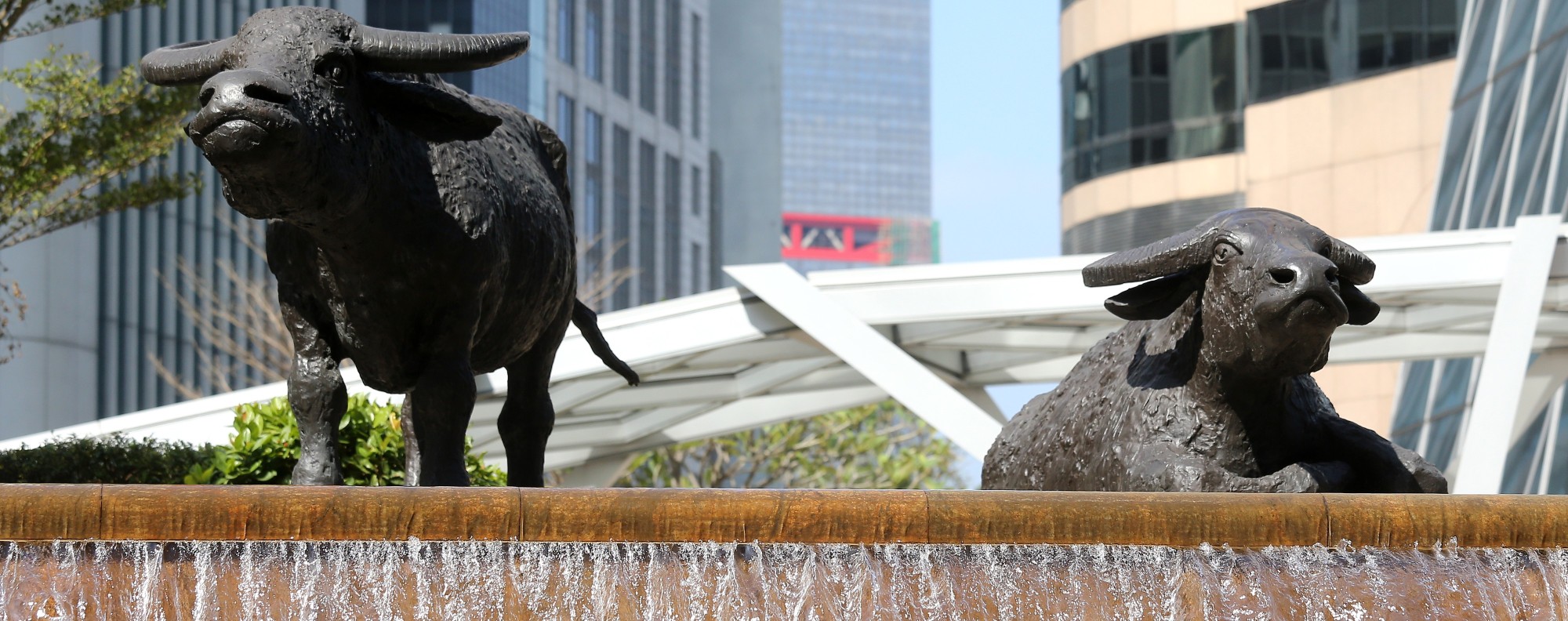 Statues at the Hong Kong stock exchange. Photo: SCMP