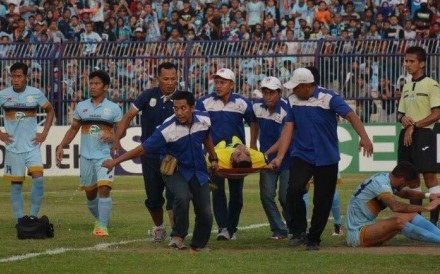Indonesian footballer Choirul Huda is stretchered off the pitch after the tragic incident. Photo: Twitter