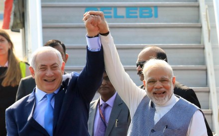Israeli Prime Minister Benjamin Netanyahu and Indian Prime Minister Narendra Modi at the airport in New Delhi. Photo: EPA
