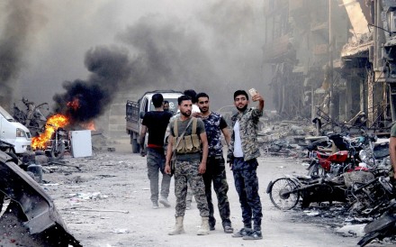 シリアの兵士たちは、それがイスラム国家の過激派の自由宣言された時間後、5月21日に、南ダマスカス、シリアの、ハジャル・アル・アスワド地区で自分撮りを取ります。 写真：新華