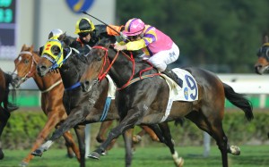 Brilliant Shine (Zac Purton) proves too good on the line in the last event. Photos: Kenneth Chan 