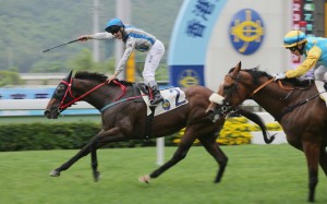 Brett Prebble salutes after capturing the Hong Kong Jockey Club Community Trophy with a well-judged ride aboard John Size's Thunder Fantasy. Photos: Kenneth Chan