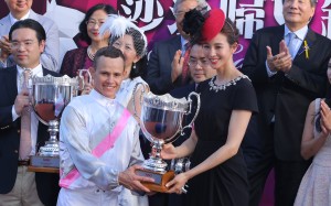 Race 8, Top Act, ridden by Richard Fourie, won the Sa Sa Ladies' Purse (HK Group 3, 1800m) at Sha Tin. Ms. Ning Chang presented the Trophy to jockey Richard Fourie. 08NOV15
