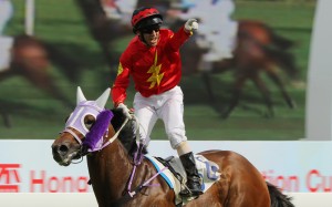 Prett Prebble stands high in the irons to celebrate winning the Hong Kong Reunification Cup with Hang’s Decision. Photos: Kenneth Chan