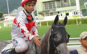 Matthew Poon gives Hard Ball Get a pat after notching his 20th winner in Hong Kong. Photos: Kenneth Chan