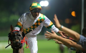 Karis Teetan high-fives fans after winning with Fruitful Life. Photos: Kenneth Chan