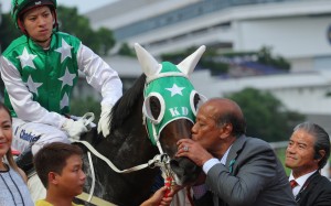 Kerm Din kisses Pakistan Star after Matthew Chadwick’s second win on the horse as trainer Tony Cruz looks on. Photos: Kenneth Chan.