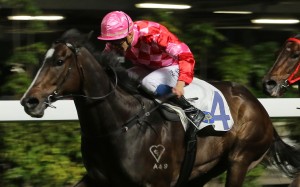 Derek Leung drives Planet Star to victory at Happy Valley. Photos: Kenneth Chan
