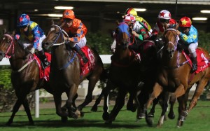 Chad Schofield (orange silks) drives Perfect Glory through a gap despite all the interference around him. Photos: Kenneth Chan