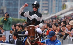 Zac Purton celebrates his win aboard Exultant. Photos: Kenneth Chan