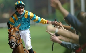 Martin Harley high fives the crowd after winning on Wednesday night. Photos: Kenneth Chan