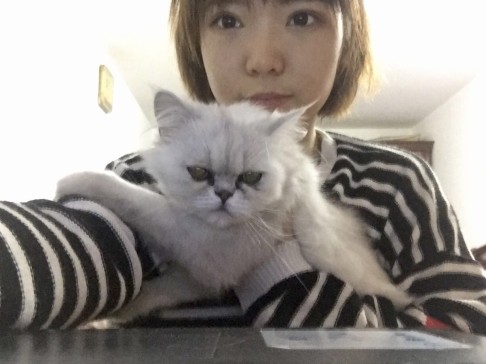 Shen Xiaojie and her cat Kimi pose for a selfie.