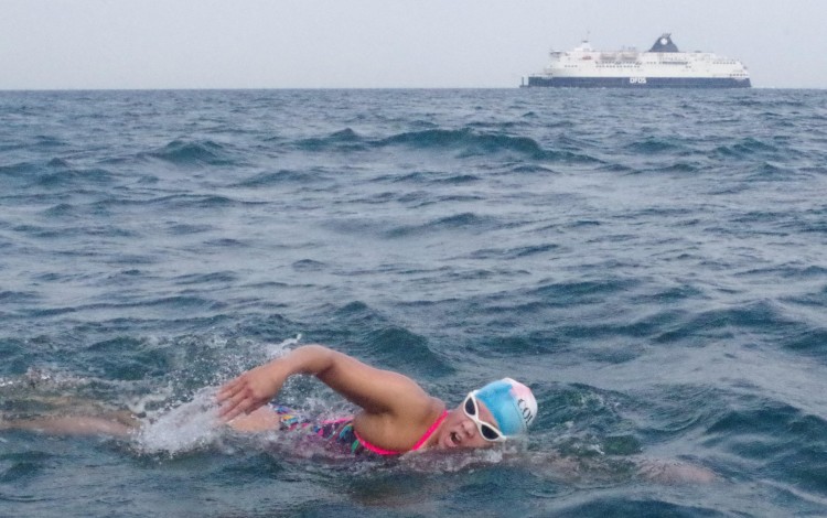 Edie Hu prepares mentally by training on the long stretches between landmarks. Photos: Splash