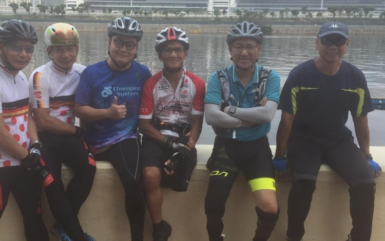 [From third from left] Jeff Wan Nie-ming, Tam Po-hung and Paul Wu flanked by their support team. They are three amputees taking part in the Hammer Series cycling race. Photos: Handout