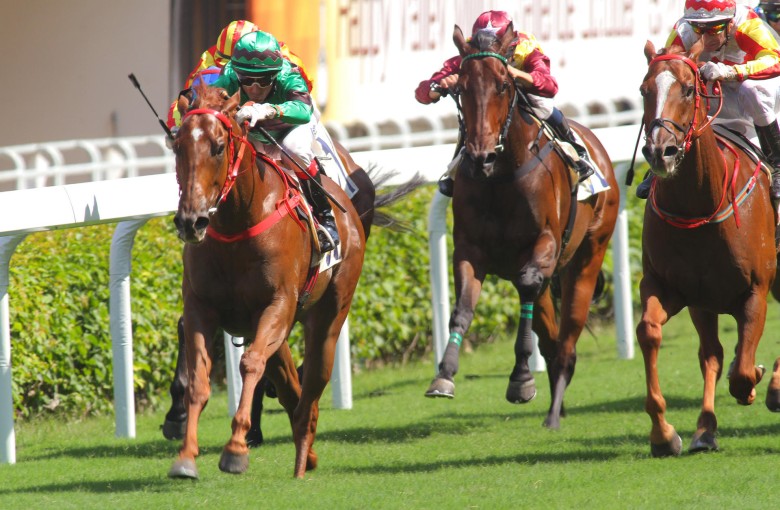 Longwah Amber (Douglas Whyte) hits the line powerfully in the second race. Photo: Kenneth Chan