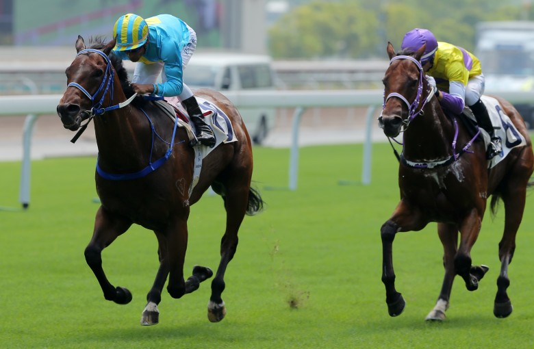 London Master (left) shows Exceptional Desire a clean pair of heels at Sha Tin. Photos: Kenneth Chan.