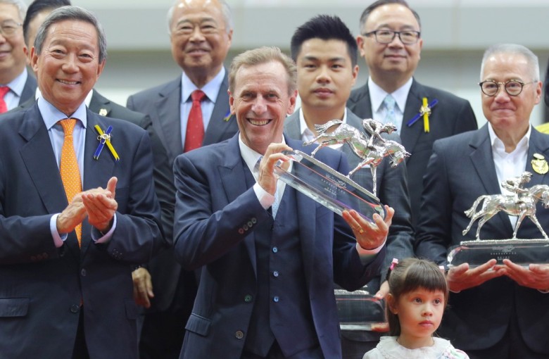 John Size collects the 2017-18 trainers’ championship. Photos: Kenneth Chan