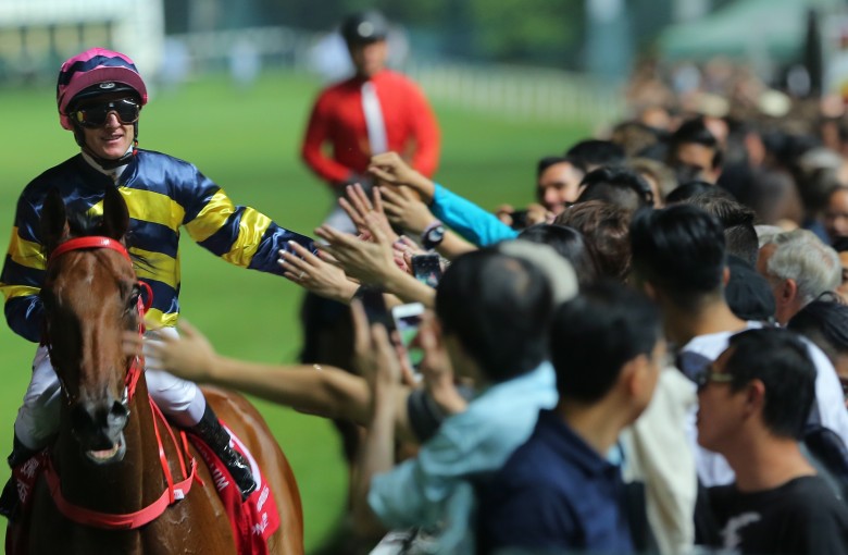 Zac Purton celebrates with the Happy Valley crowd after winning on Insayshable. Photos: Kenneth Chan