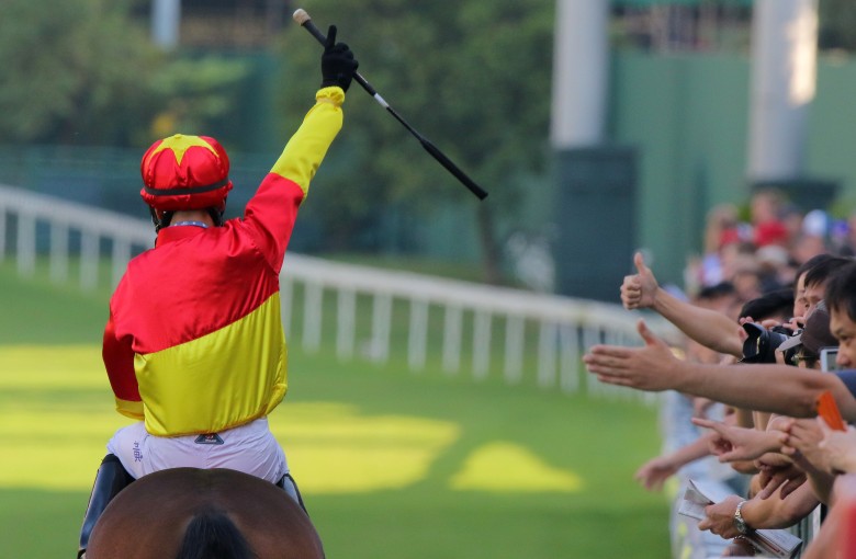 Victor Wong celebrates with the punters after winning aboard Starlight. Photos: Kenneth Chan