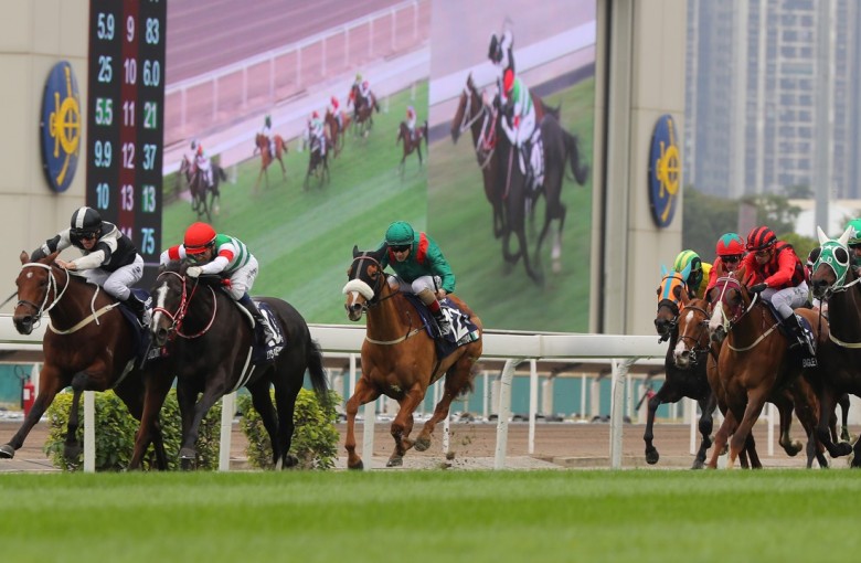 Hkir Zac Purton Pulls Exultant Off Canvas To Deliver First Hong Kong Vase For Legendary Tony Cruz Hk Racing South China Morning Post