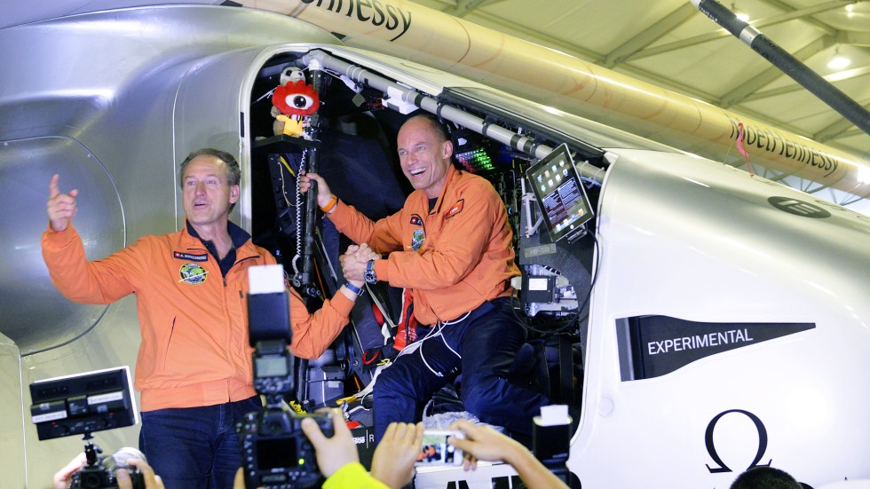 pilotos suizos Andre Boschberg (izquierda) y Bertrand Piccard se destacan en la cabina de su avión impulsado por energía solar. Foto: AP