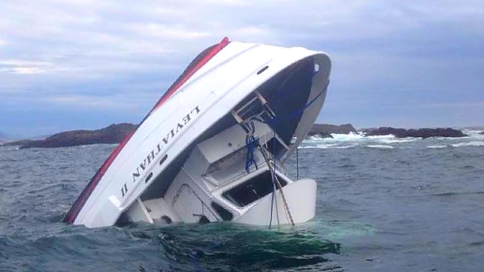 yacht sinks off vancouver island