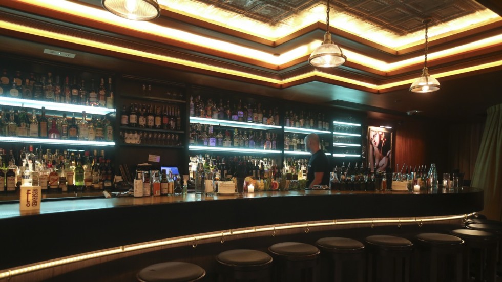 Bar review Employees Only in Lan Kwai Fong professional staff and