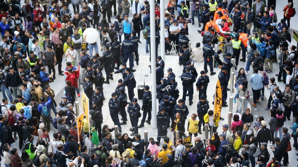 showdown as police surround hong