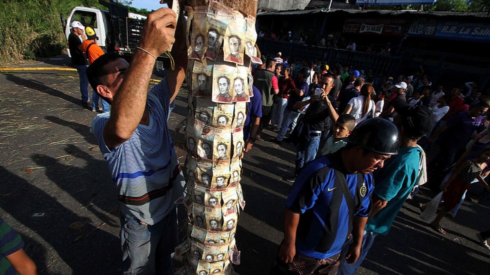 hyperinflation schrappen plunderingen bankbiljet opgepakt venezolaanse bakkers venezuelan venezuelas
