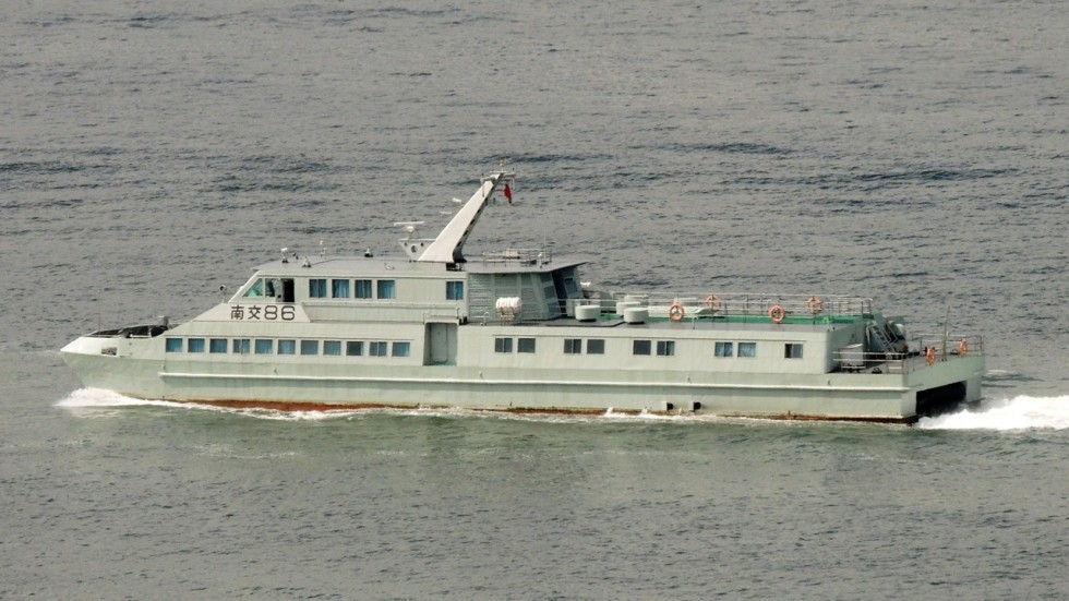 Tàu quân sự Trung Quốc gãy mỏ neo, mắc kẹt vì bão Mangkhut - Ảnh 1.