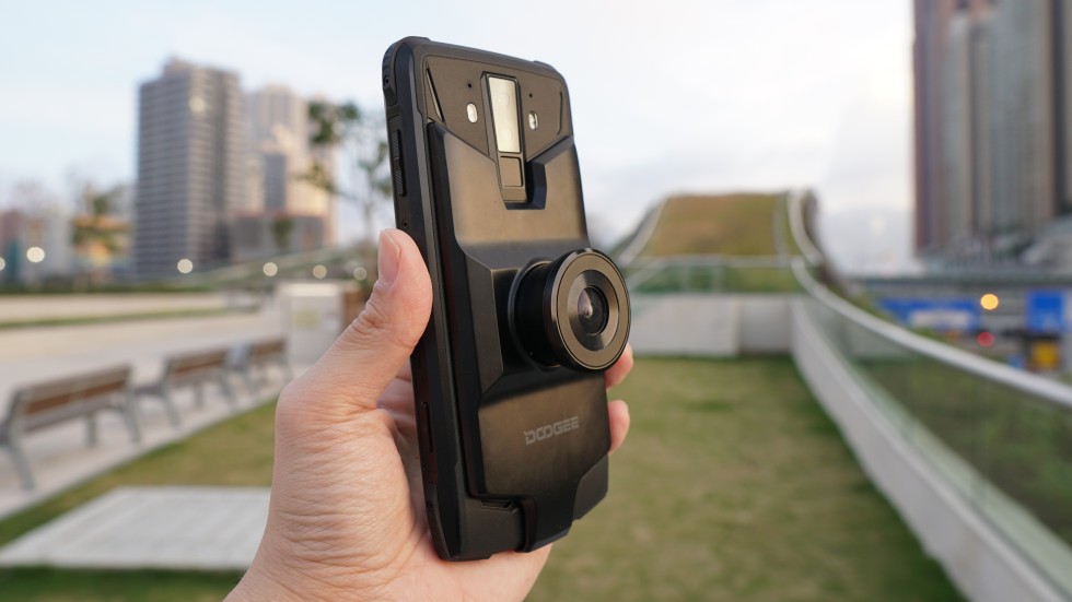 Doogee S90 modular phone turns into night vision camera, walkie talkie